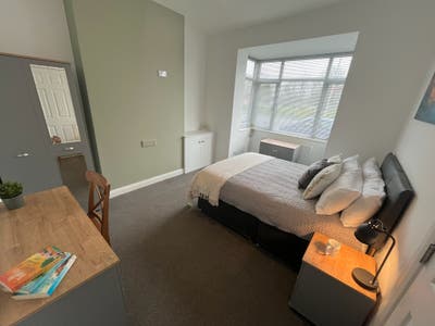 Three Rooms Two Kitchens Two Shower Rooms Main Photo