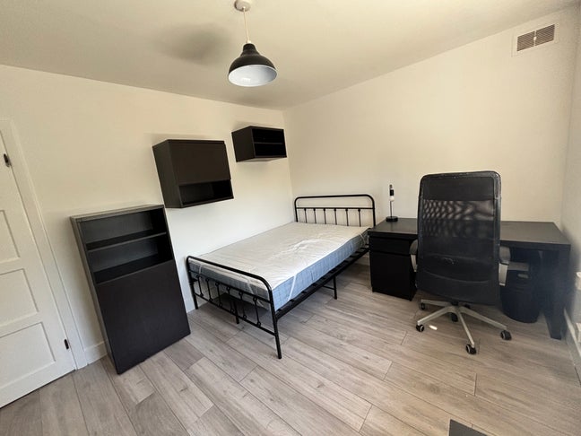 Large single with free parking Main Photo