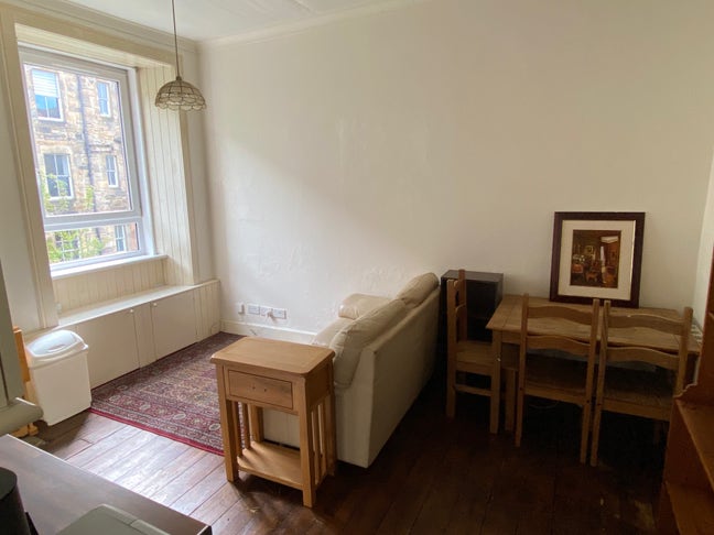 Quiet, south facing, one bedroom flat just off Eas Main Photo