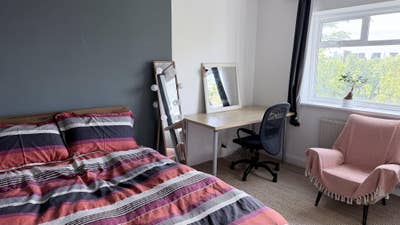 Bright, spacious room with views to the city Main Photo