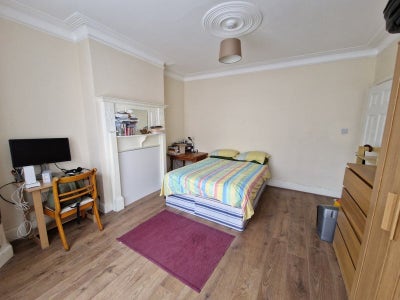Spacious first-floor double room with bay window Main Photo