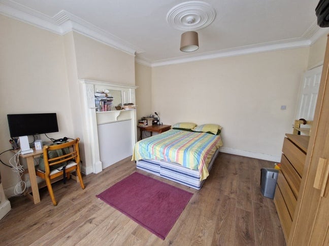 Spacious first-floor double room with bay window Main Photo