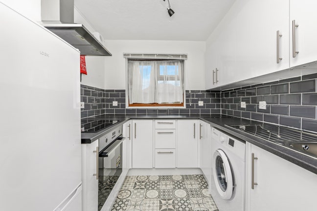 Spacious 1-Bed Flat 10Min Walk to Plaistow Station Main Photo