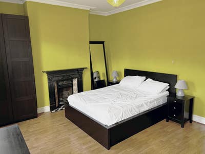 Spacious master bedroom with desk - Fast WiFi Main Photo