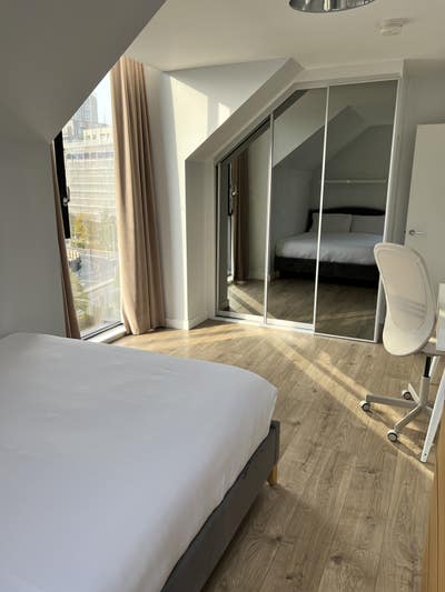 Large En-Suite Room Available Now Main Photo