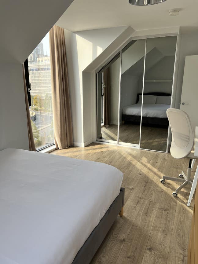 Large En-Suite Room Available Now Main Photo