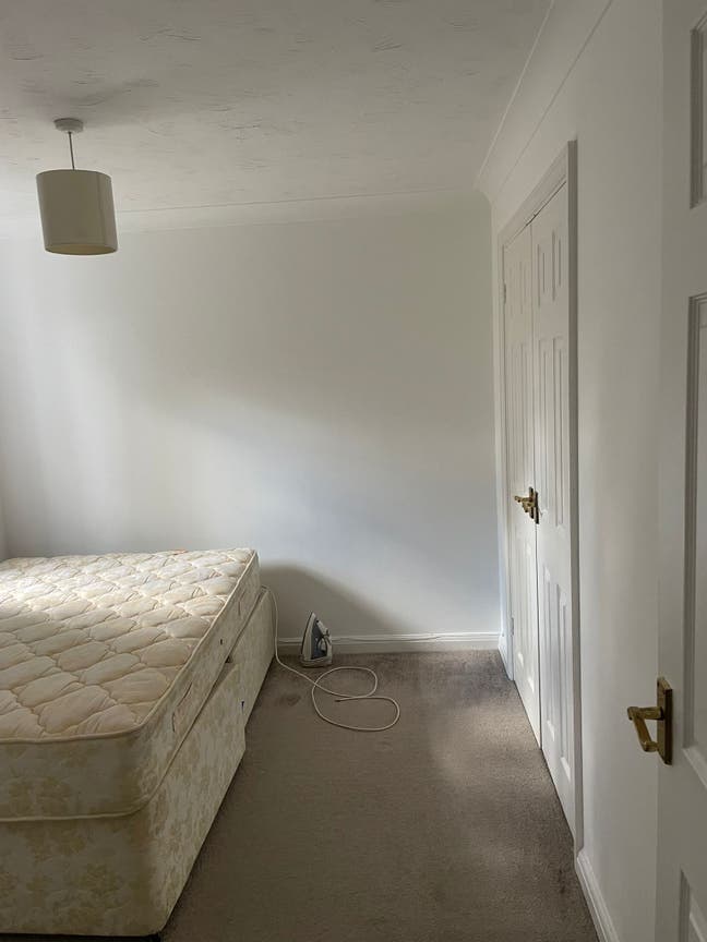 A bright and comfortable double bedroom with plent Main Photo