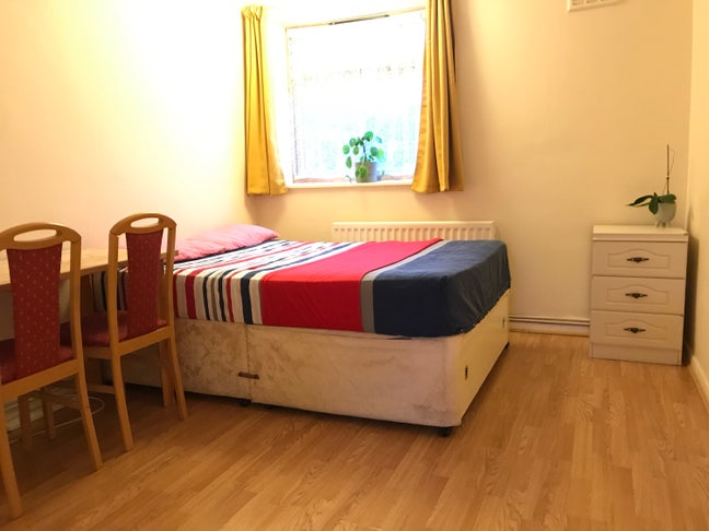 Bright large double room with WiFi etc Main Photo