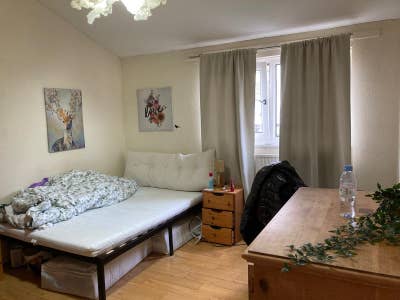 Unfurnished large double top floor of house Main Photo