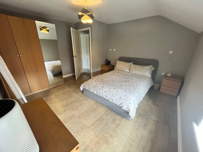 Large Double Room, own lounge & bathroom  Main Photo