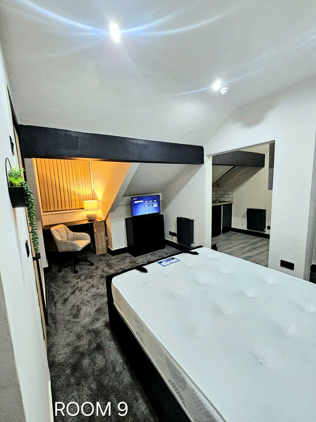 Spacious Studio near Town Centre. ensuite / kitche Main Photo