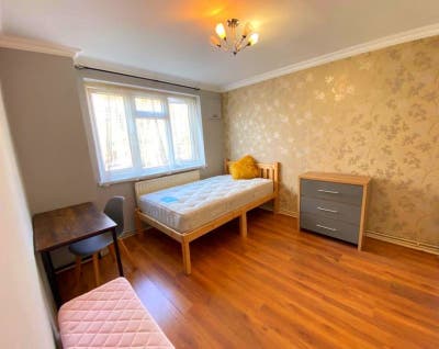 ⭐No Deposit • Bills Incl • 1 min Queen Mary Uni Main Photo