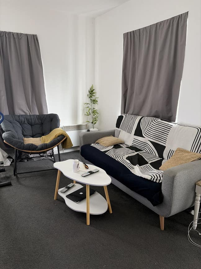 1 large bedroom available in a 2 bedroom flat.  Main Photo