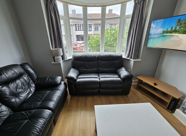 5 Double Bedrooms Students Only Bills Included Main Photo