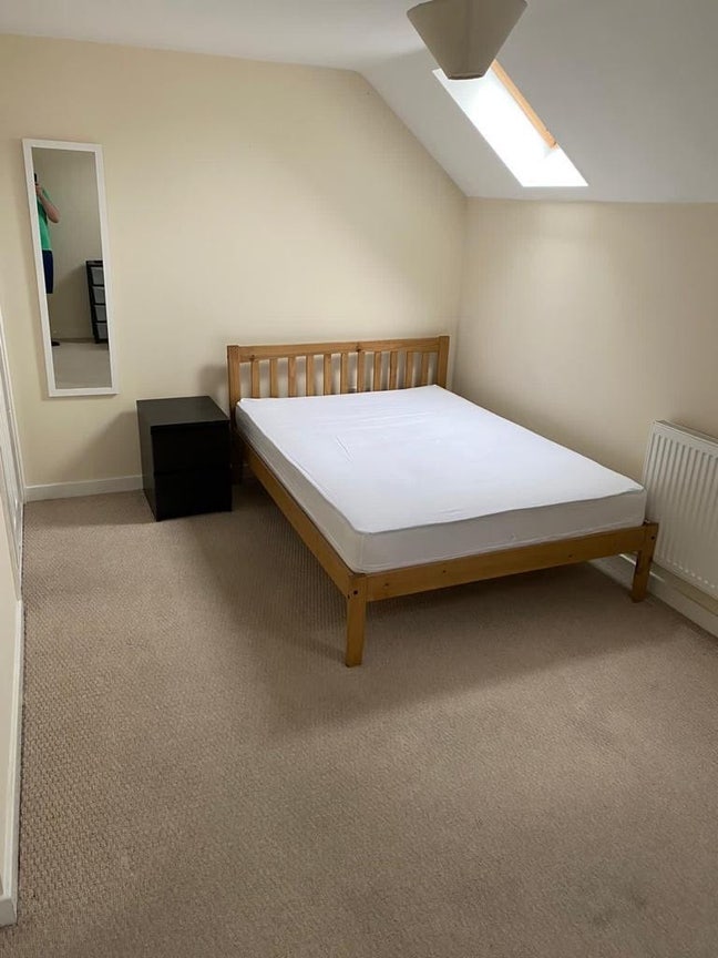 Large Double Bedroom Available with parking Main Photo