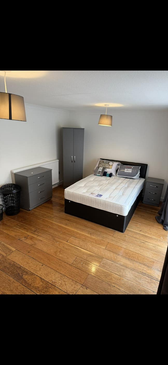 1 single room in newly decorated house. Main Photo
