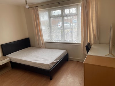 Double Room in clean and quiet house  Main Photo