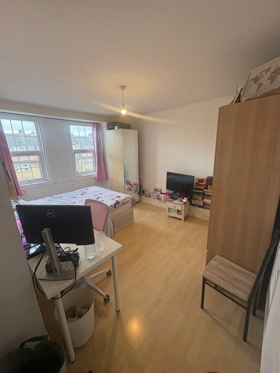Large Room 3 Mins from West Ham Station Main Photo