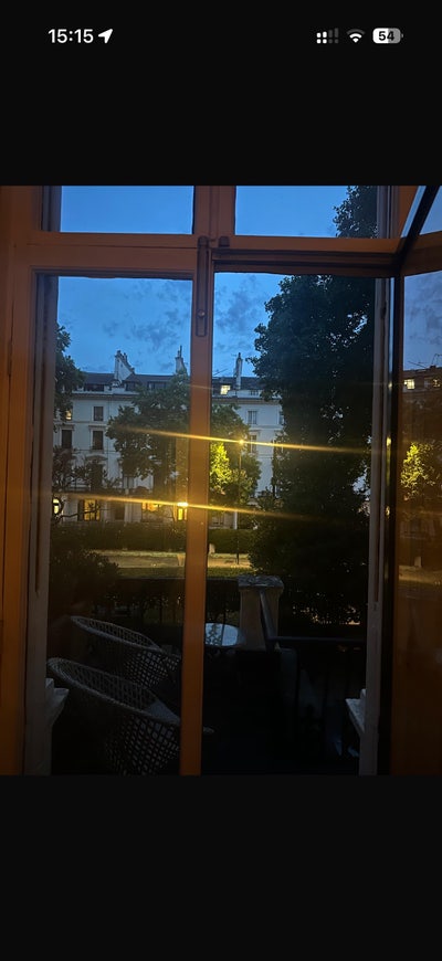 Spacious double bedroom in beautiful classic flat Main Photo