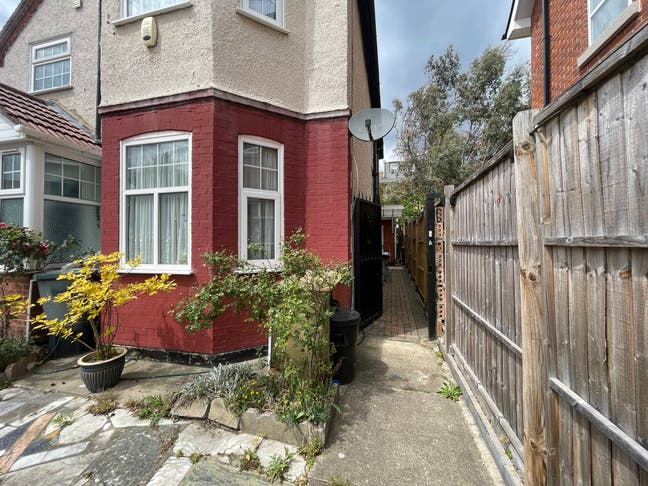  Studio flat, Glenburnie Road, London SW17 7NF Main Photo