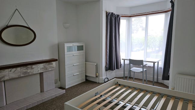 Rooms in convenient city location near the river Main Photo