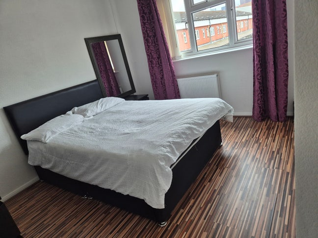 Modern double bedroom available bills included  Main Photo