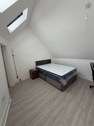 Double bedroom in Paisley city centre Main Photo