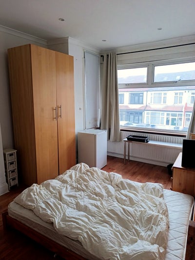 Spacious Double Room Available Now 800Pm inc Bills Main Photo