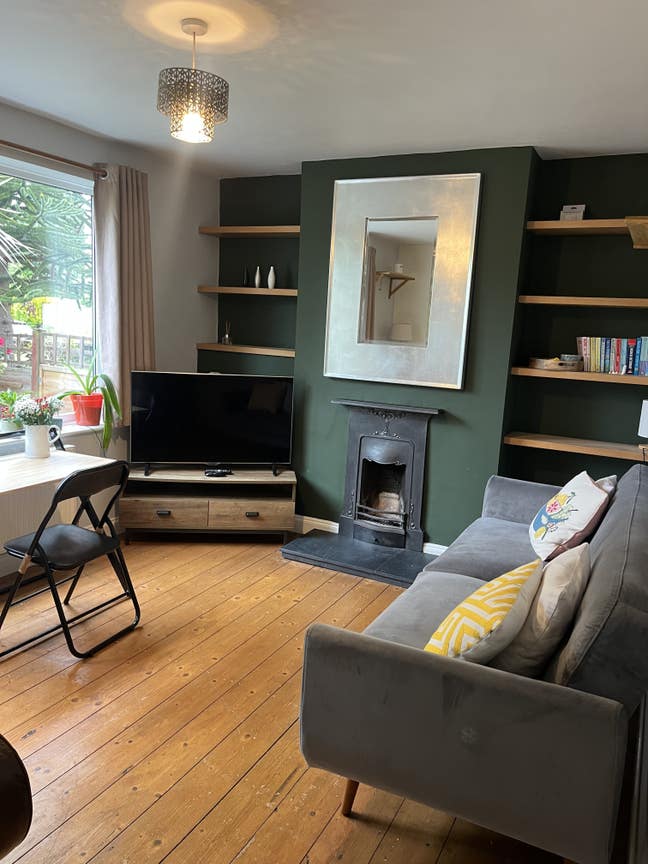 Large spacious room in lovely home Main Photo