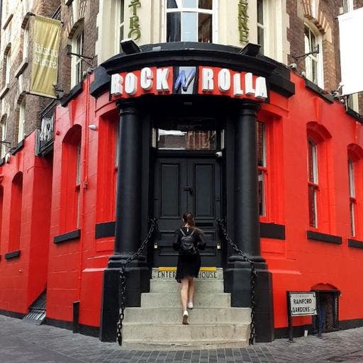 Professional Female seeks a single or double room Main Photo