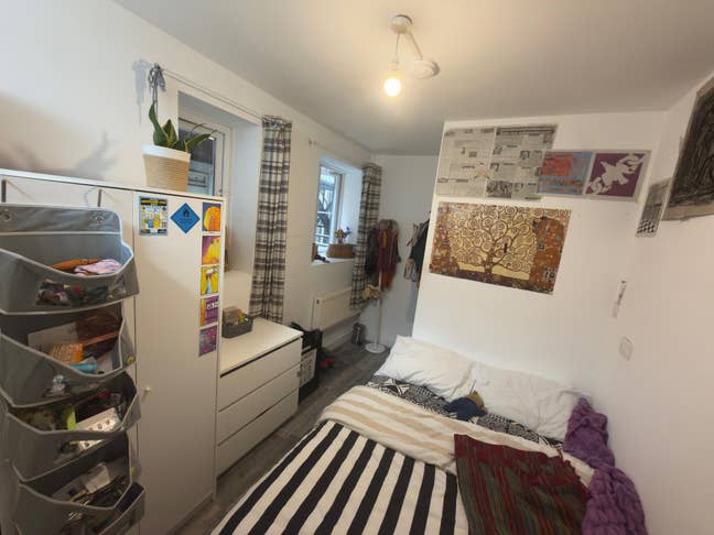 Free room in house of 6 Main Photo