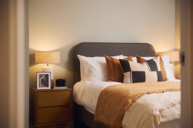 Modern En-suite Room Available  Main Photo