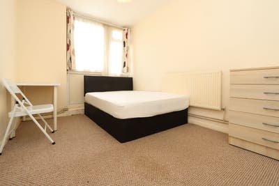 Canary Wharf 5 Rooms Available Main Photo