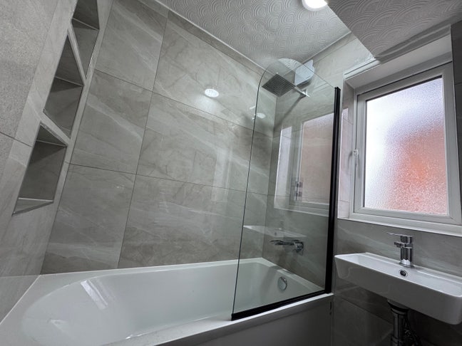 Refurbished 3- bed room house - Room for rent M9 Main Photo