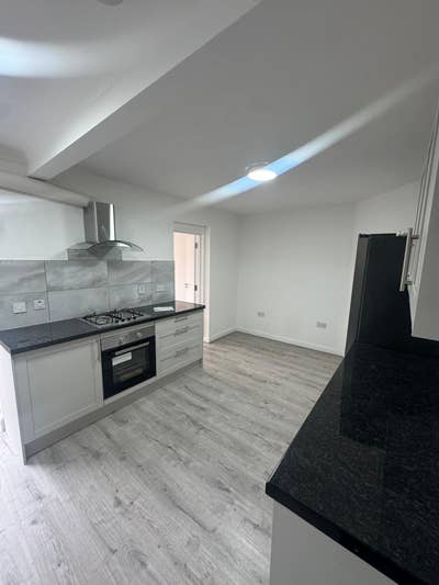 Single and double rooms furnished  Main Photo