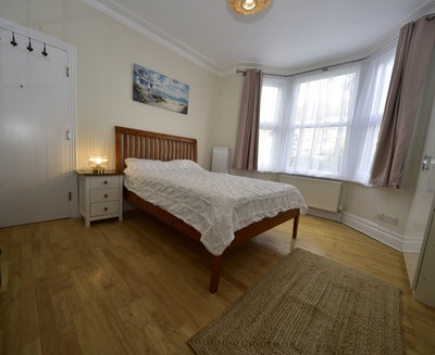 Large Bright Room NO DEPOSIT Couples Welcome Main Photo