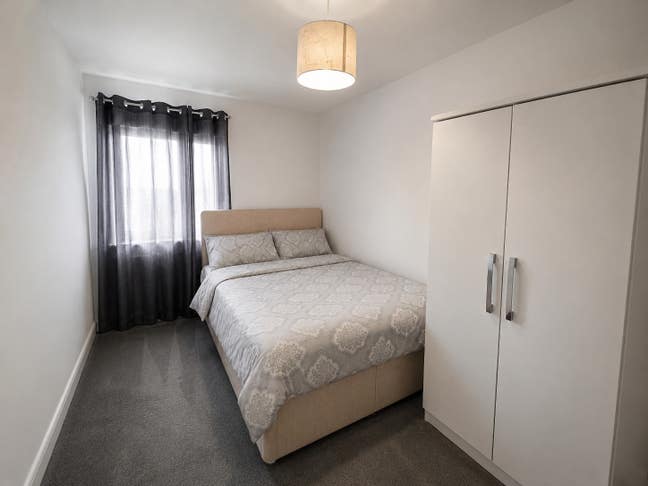 A furnished bedroom is available in G32,Shettlesto Main Photo