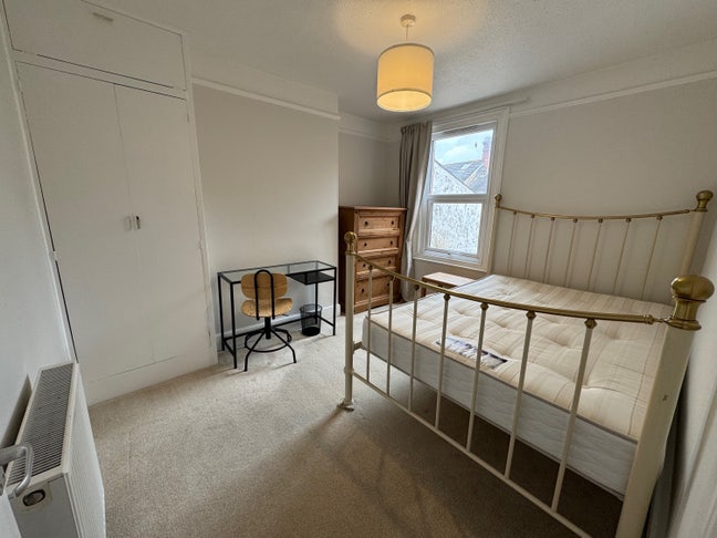 Nice double room 5mins walk from high street Main Photo