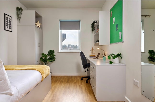 Silver en suite room at The Maltings Colchester Main Photo