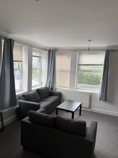 1 bedroom First Floor Apartment - Spacious Rooms Main Photo