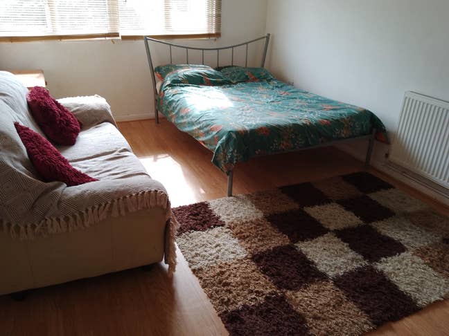 Large Double Room available Main Photo