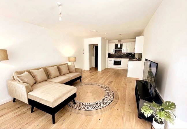 Fabulous 1 Bed Flat - 8min to St | Quiet Area! Main Photo