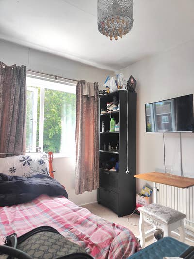 Clean, newly painted upstairs  room for rent Main Photo