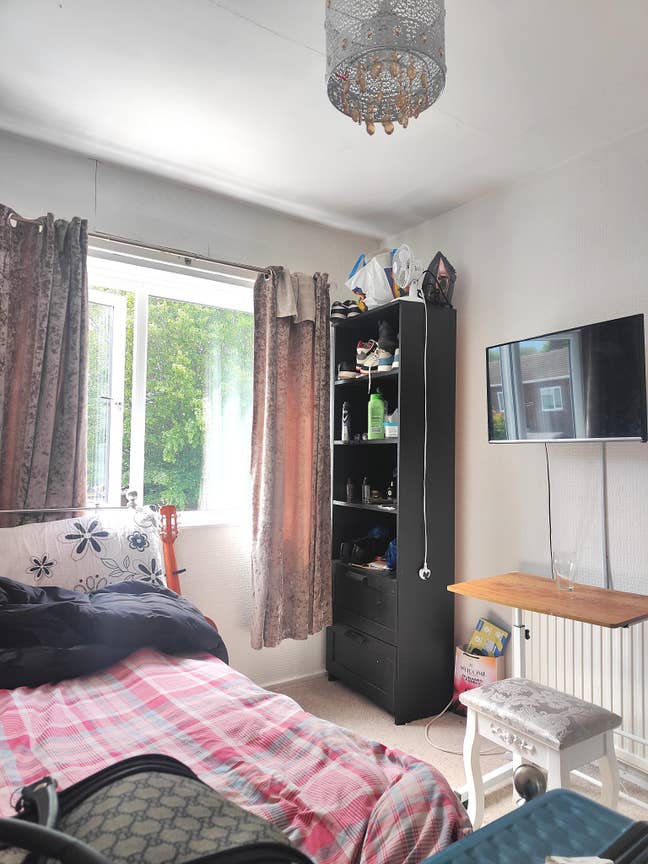 Clean, newly painted upstairs  room for rent Main Photo