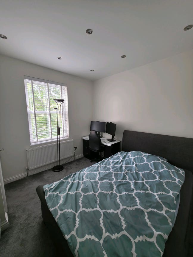 Bedroom in the heart of Finchley Central  Main Photo