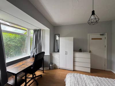 Large Room / Close to City Centre / Low Deposit  Main Photo