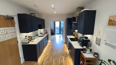 Large double bedroom overlooking roof terrace ☀️ Main Photo