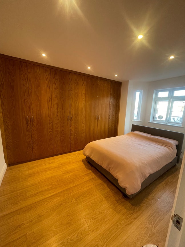 Modern room in Raynes Park Main Photo
