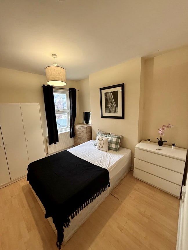 Nice Double Room- Great Location ZONE 2 Main Photo