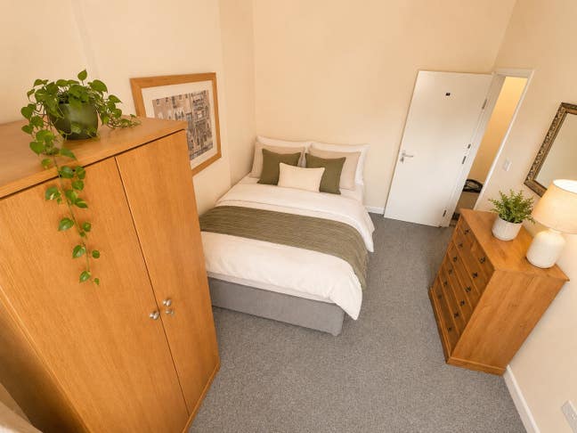Available Now | Clean & Modern | Large Rooms Main Photo